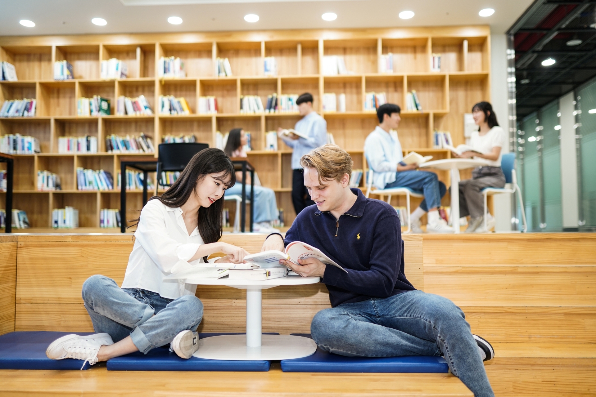 당신의 도전, 국제교류원이 함께합니다. 외국인 유학생의 성공적인 대학생활을 위해 전 과정을 지원합니다. 